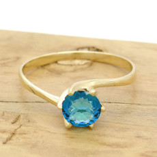 Anel Solitário com Sky Blue, em Ouro Amarelo 18 Kilates